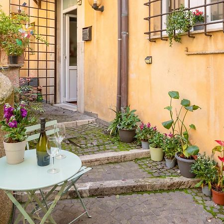 Quiet Trevi Fountain Apartment With Patio And Backyard Рим Экстерьер фото