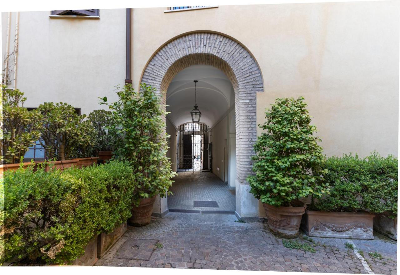 Quiet Trevi Fountain Apartment With Patio And Backyard Рим Экстерьер фото