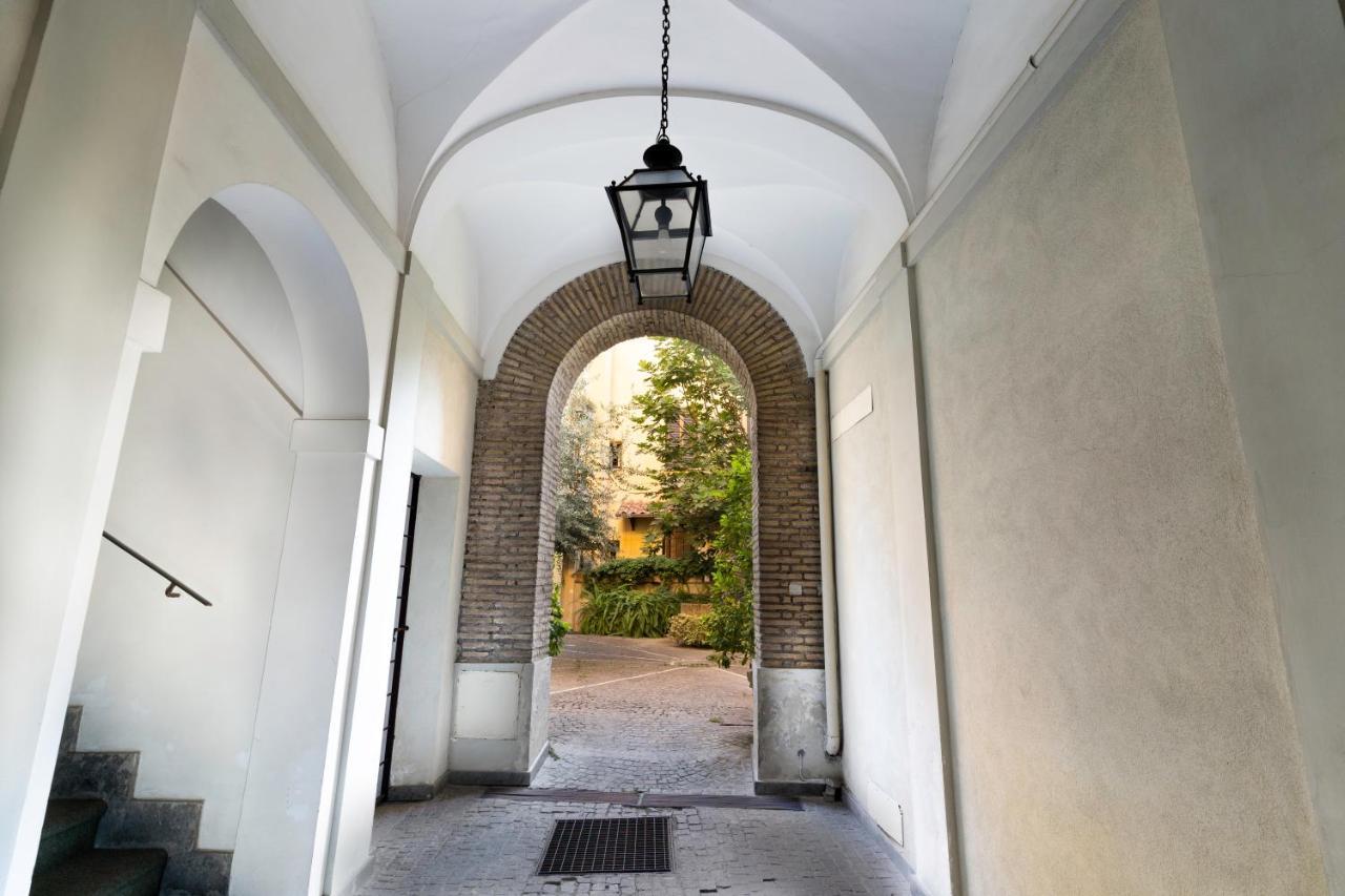 Quiet Trevi Fountain Apartment With Patio And Backyard Рим Экстерьер фото