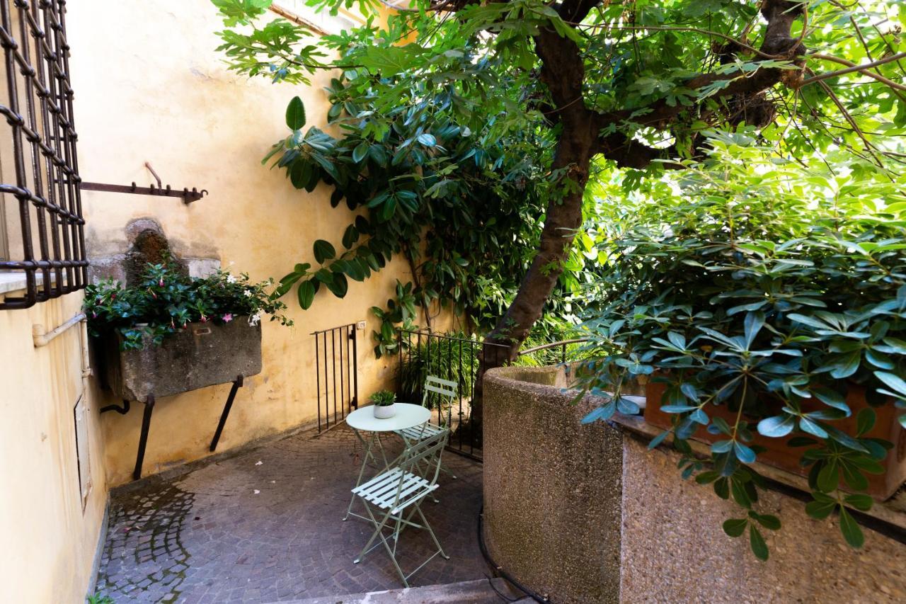Quiet Trevi Fountain Apartment With Patio And Backyard Рим Экстерьер фото