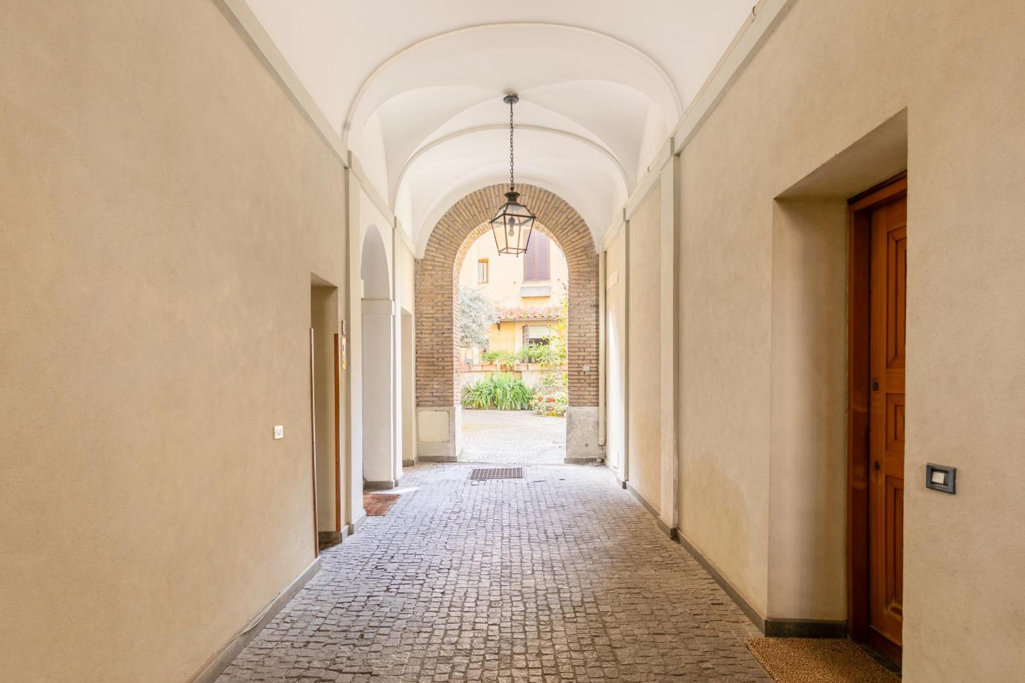 Quiet Trevi Fountain Apartment With Patio And Backyard Рим Экстерьер фото