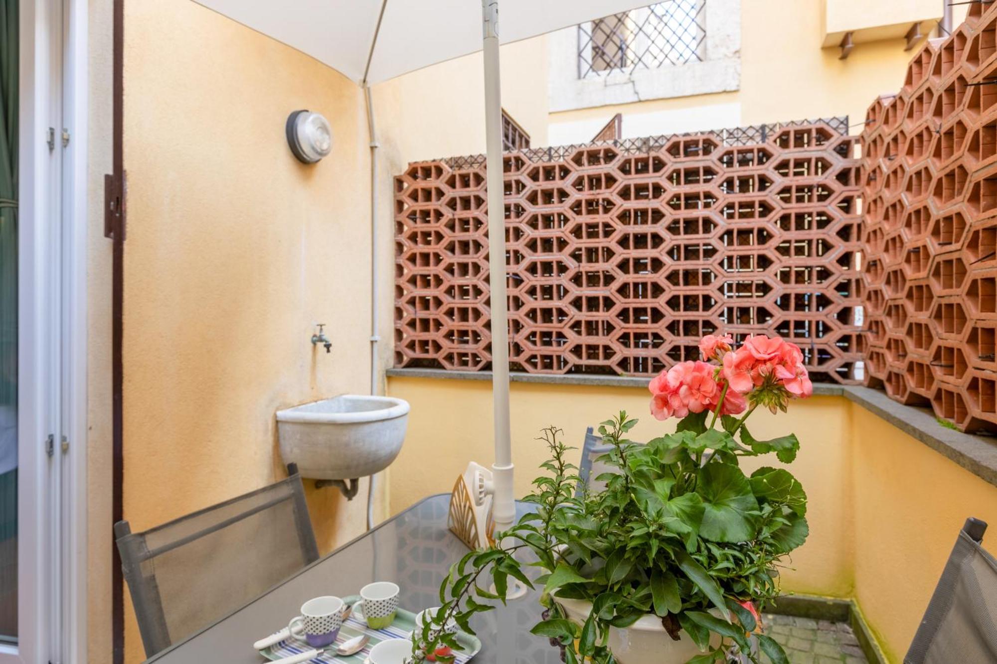 Quiet Trevi Fountain Apartment With Patio And Backyard Рим Экстерьер фото