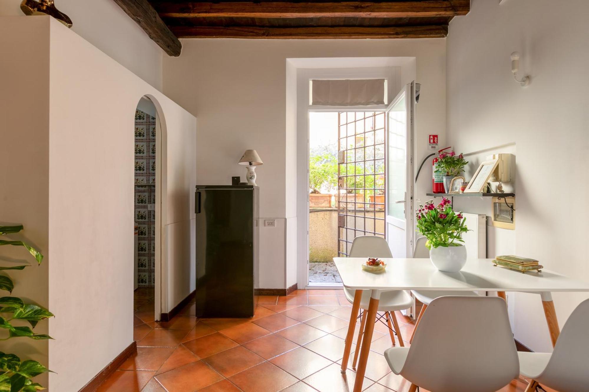 Quiet Trevi Fountain Apartment With Patio And Backyard Рим Экстерьер фото