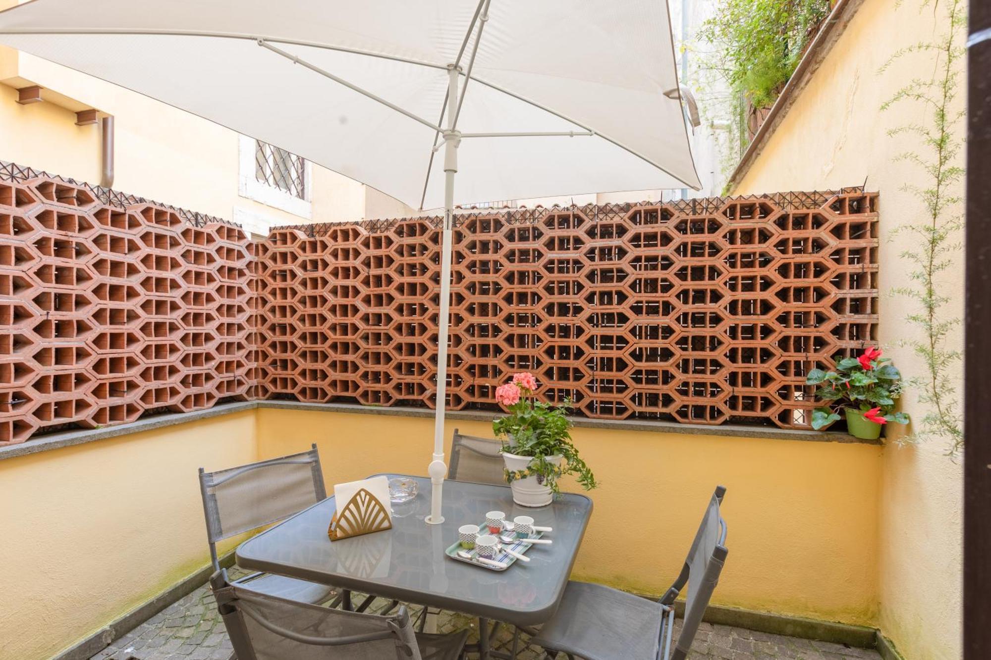 Quiet Trevi Fountain Apartment With Patio And Backyard Рим Экстерьер фото