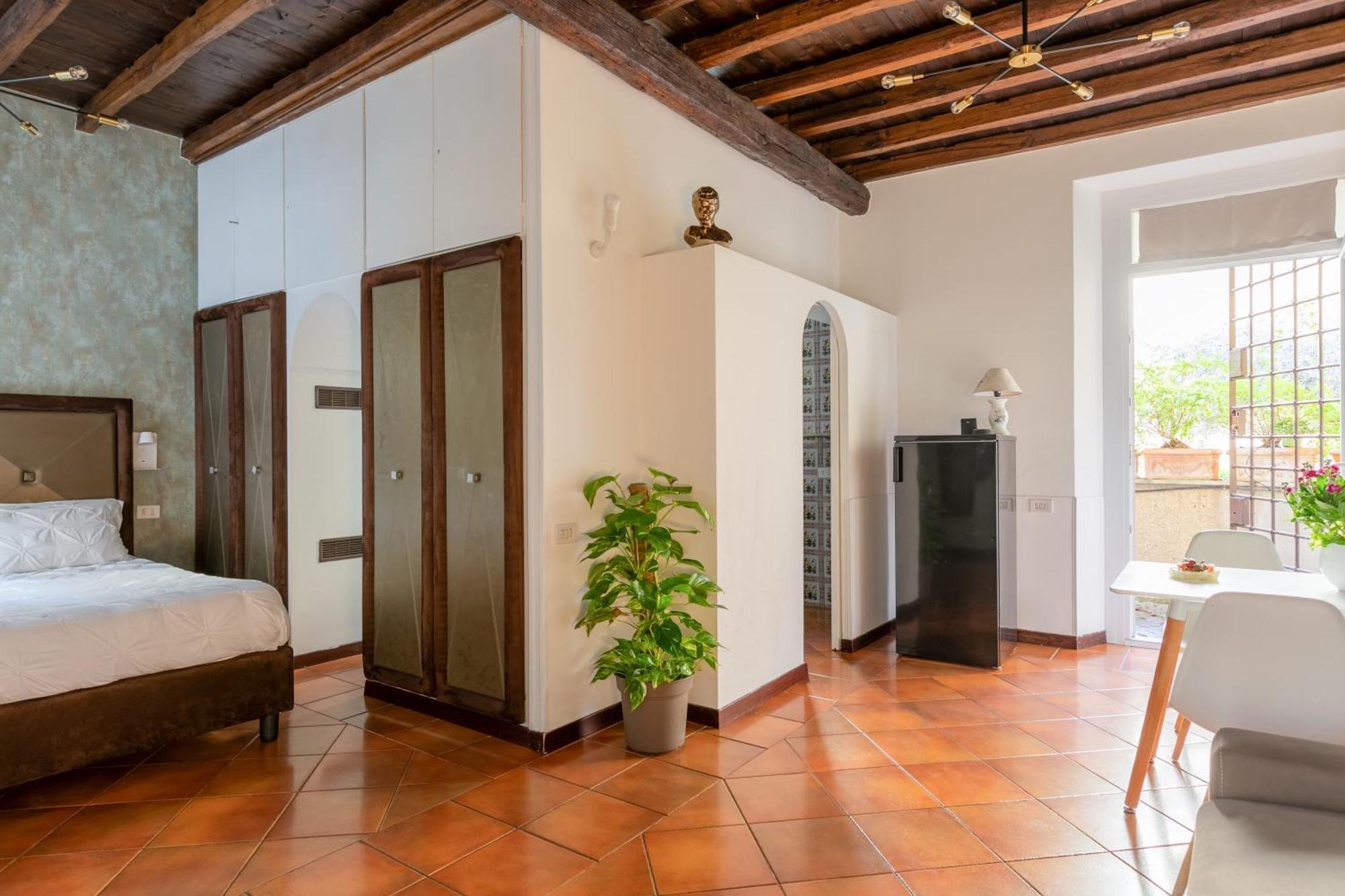 Quiet Trevi Fountain Apartment With Patio And Backyard Рим Экстерьер фото