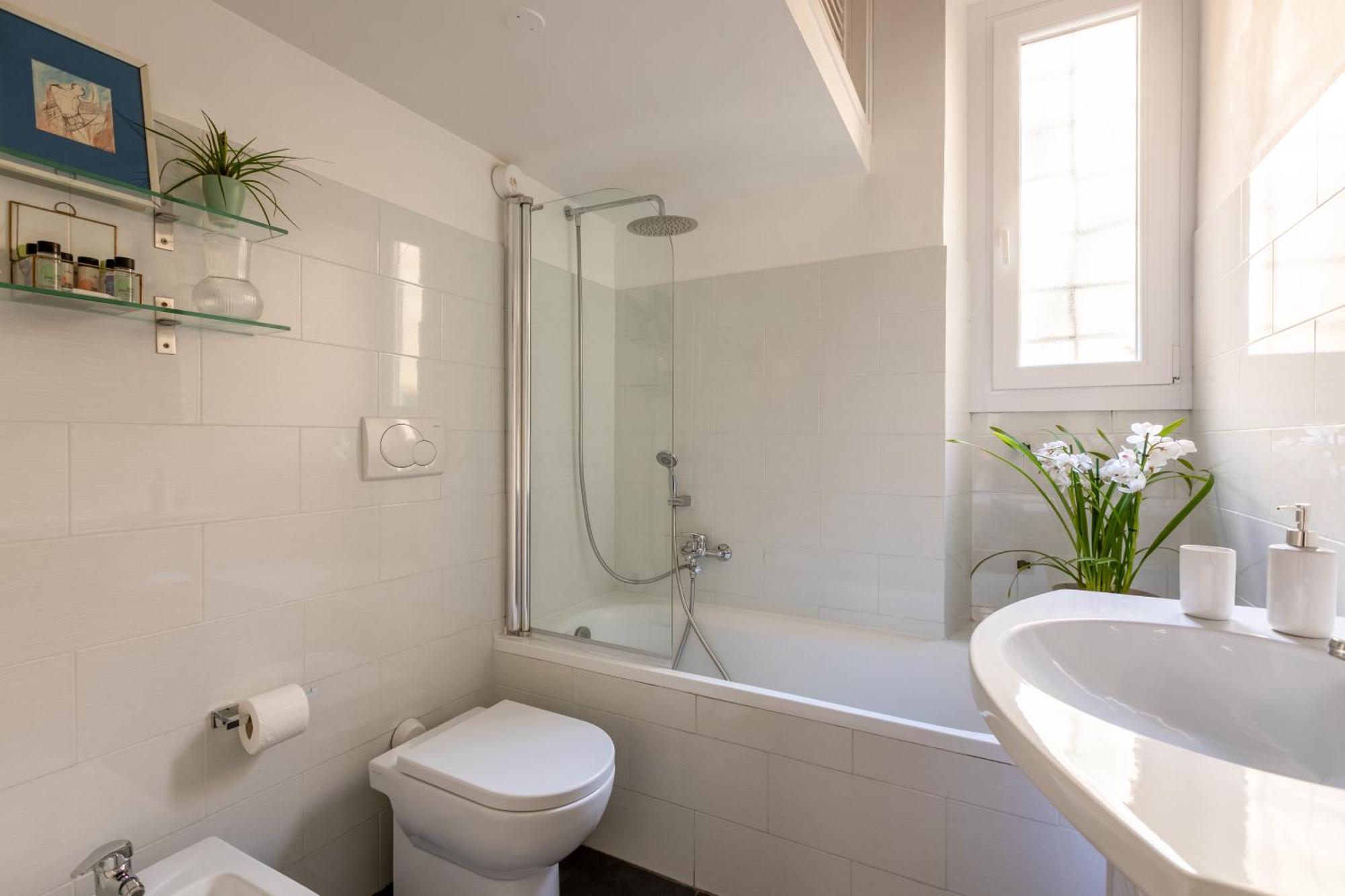 Quiet Trevi Fountain Apartment With Patio And Backyard Рим Экстерьер фото