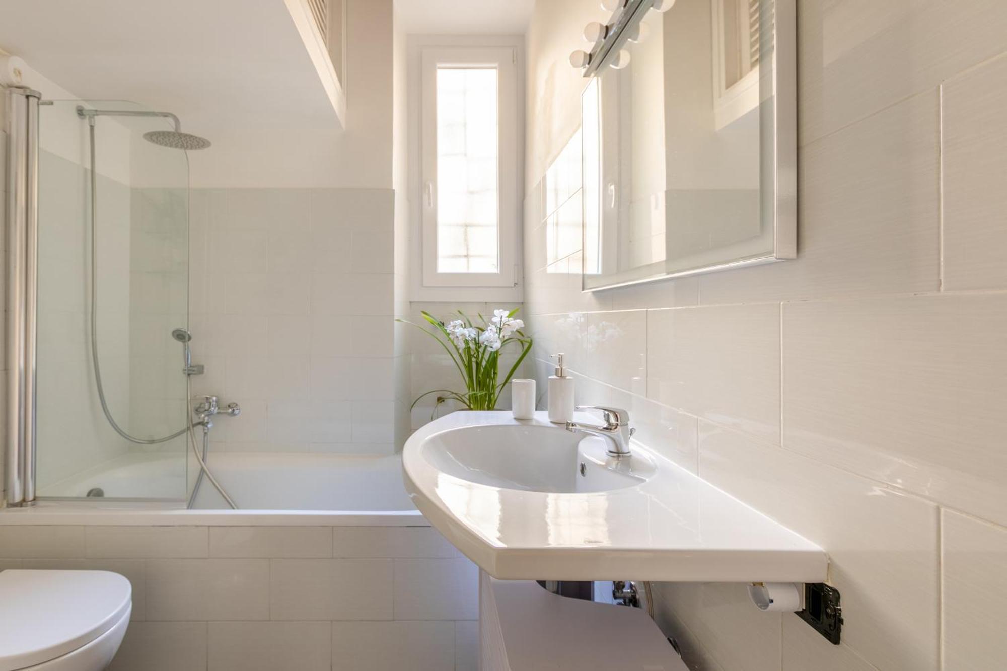 Quiet Trevi Fountain Apartment With Patio And Backyard Рим Экстерьер фото