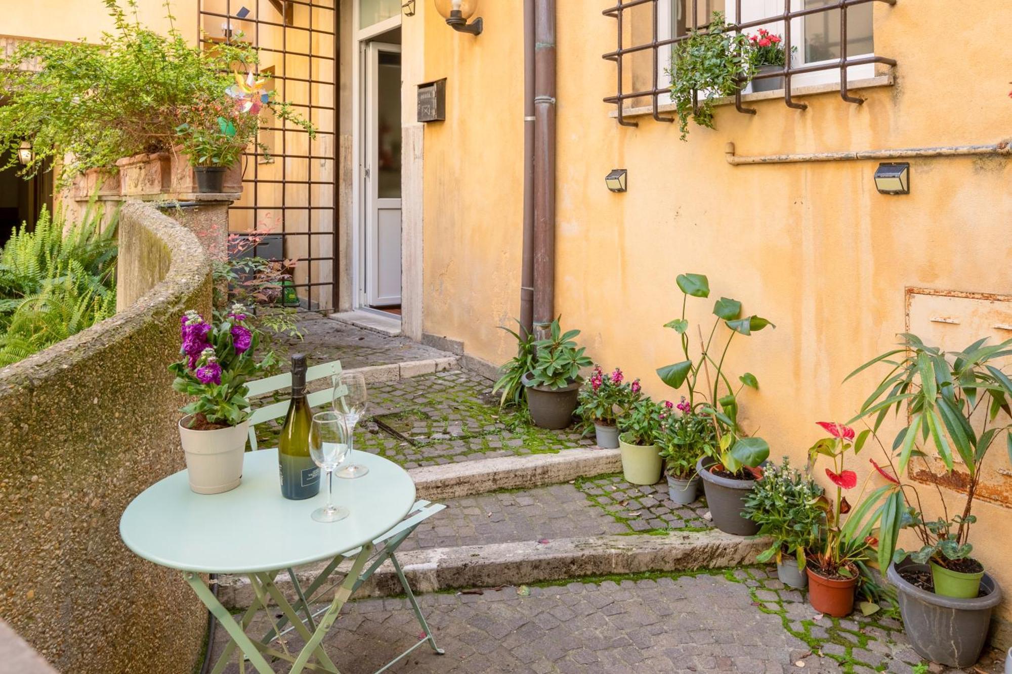 Quiet Trevi Fountain Apartment With Patio And Backyard Рим Экстерьер фото