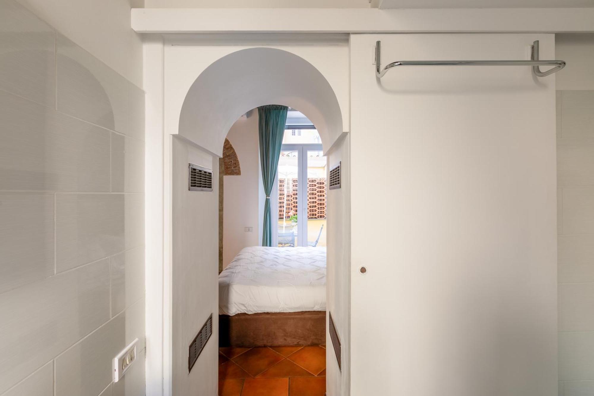 Quiet Trevi Fountain Apartment With Patio And Backyard Рим Экстерьер фото