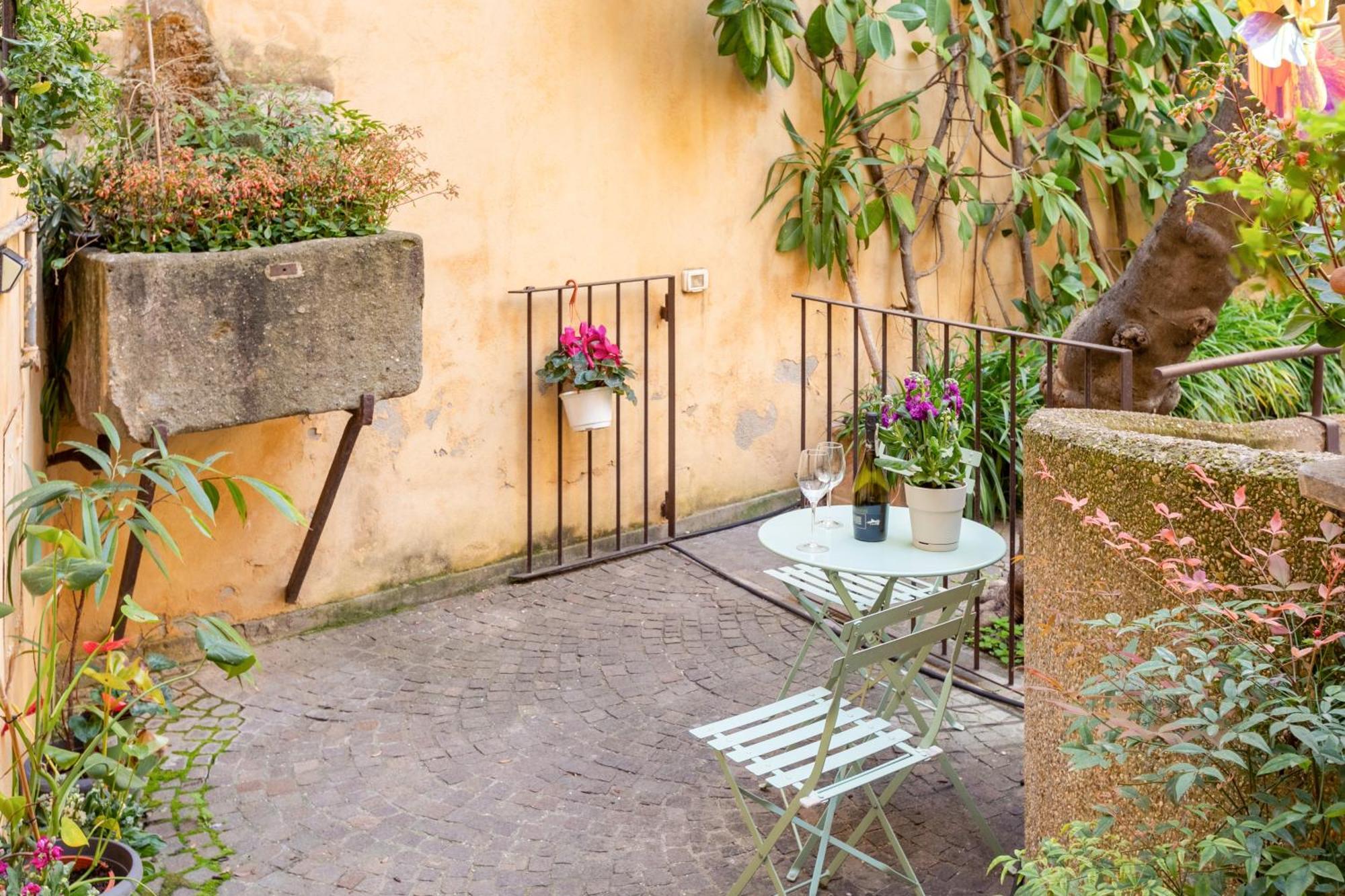 Quiet Trevi Fountain Apartment With Patio And Backyard Рим Экстерьер фото
