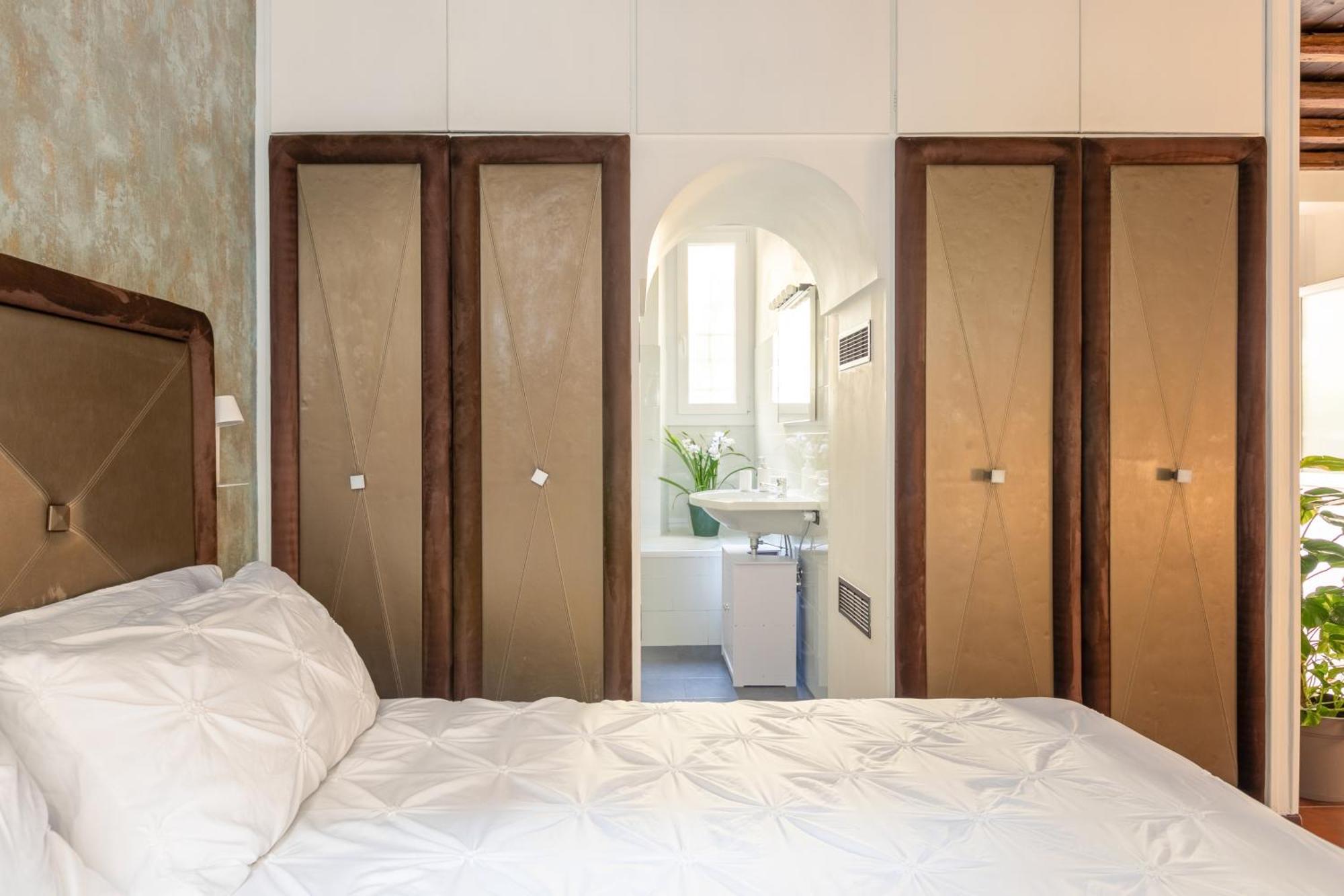 Quiet Trevi Fountain Apartment With Patio And Backyard Рим Экстерьер фото
