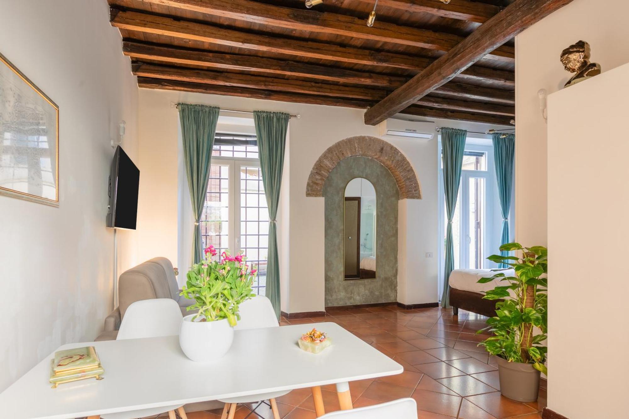 Quiet Trevi Fountain Apartment With Patio And Backyard Рим Экстерьер фото